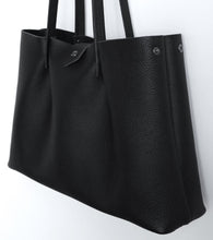 Load image into Gallery viewer, Amos frrry shoulder bag long handle Lindos calf leather, view from the side, button closure