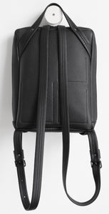 Fig backpack frrry black crossing shoulder straps